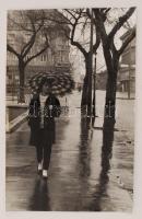 cca 1963 Krisch Béla (Kecskemét): Esőben, pecséttel jelzett vintage fotóművészeti alkotás, 35,5x22,5 cm