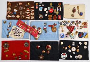 ~150db-os vegyes, főleg zománcozott szocialista jelvény tétel, közte 1957. "Szolgálati Érdemérem" zománcozott Br kitüntetés mellszalagon,  osztályos távírász zománcozott fém jelvények, vöröskeresztes jelvények