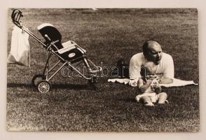 cca 1975 Balásy Pál: Ki így, ki úgy, feliratozott vintage fotóművészeti alkotás, kasírozva, 27x39 cm