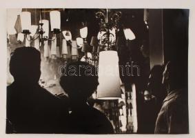 cca 1958 Keveházi János: Este a Keravill boltnál, pecséttel jelzett vintage fotóművészeti alkotás, 27x38,5 cm