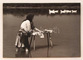 cca 1975 Gebhardt György (1910-1993): Mosónő, feliratozott vintage fotóművészeti alkotás, farost lemezre kasírozva, 40x28 cm