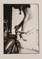 cca 1984 Benkő Gábor: Mino cipő reklám, aláírt, kartonra kasírozott vintage fotó, 40x30 cm