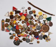Vegyes magyar és külföldi szocialista kitüntetés, jelvény, emlékérem tétel sok zománcozottal fémdobozban, közte ~1960-1970. "Munkásőr" Br kitüntetés, szalagon, "Az Építőipar Kiváló Dolgozója" Br kitüntetés, közte replika is / with replica badge also T:vegyes