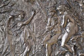 Kiűzetés a Paradicsomból, fém falikép, jelzés nélkül, fa keretben, d: 23,5 cm