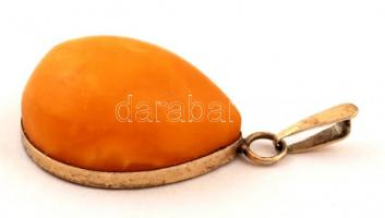 Borostyán medál arany foglalatban (Au.), bruttó: 3.9 g / Silver-gilt pendent with ivy stone. (Au.)