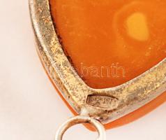 Borostyán medál arany foglalatban (Au.), bruttó: 3.9 g / Silver-gilt pendent with ivy stone. (Au.)