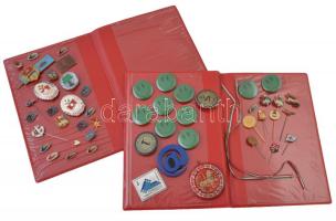 49db-os vegyes magyar jelvény és kitűző tétel, főleg a szocialista időszakból, közte DN "A 10 éves KISZ tagságért" és DN "Élenjáró századparancsnok" valamint úttörő jelvények+ 2db szocialista kitüntetés igazolványához tartozó műbőr tok T:vegyes, zománchiba, egy jelvényen törött pánt