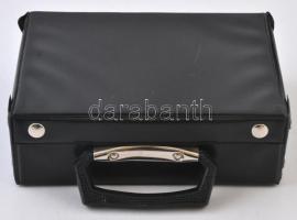 Használt érmetartó bőrönd műanyagból, benne 6db érmetartó tálca és két elválasztó lap, a tálcákon ha...