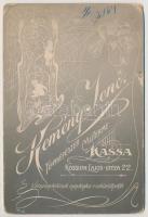 cca 1880-1900 Férfi porté, keményhátú kabinetfotó Kemény Jenő kassai műterméből, rajzos verzóval, 16...