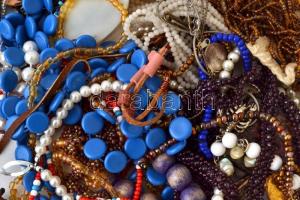 Vegyes bizsu tétel mindenféle aprósággal, különböző minőségben és méretben