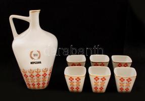 Hollóházi porcelán kiöntő Népszava felirattal + 6 db kupica, matricás, jelzett, a kiöntőn hajszálrepedéssel, m: 4 és 14 cm