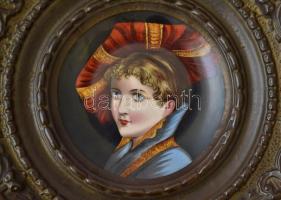 Préselt réz falitál közepén porcelán tányérral, részben kézzel festett, apró hibával, d:15 és 41 cm