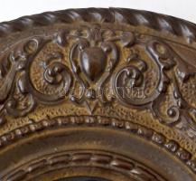 Préselt réz falitál közepén porcelán tányérral, részben kézzel festett, apró hibával, d:15 és 41 cm