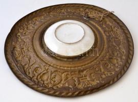 Préselt réz falitál közepén porcelán tányérral, részben kézzel festett, apró hibával, d:15 és 41 cm