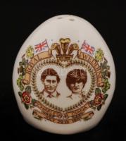 1981 Charles és Diana házasságkötése alkalmából kiadott porcelán tálka és sószóró, jelzettek, matricásak, hibátlanok, d: 12 cm, m: 5 cm