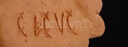 Macska, kisméretű terrakotta szobor, berakással, jelzett, jó állapotban, m: 9 cm