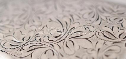 Gazdagon cizellált ezüst (Ag.) cigarettatárca, jelzett, nettó 51 g, 8×5×1 cm