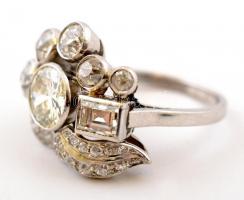 Art-deco stílusú platina gyűrű brill és gyémánt kővekkel, centrál kő: 1,2 Ct (FM, Cr, VS2), körülött...
