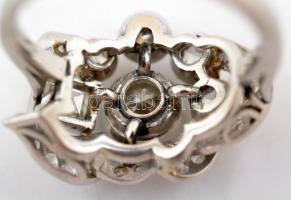 Art-deco stílusú platina gyűrű brill és gyémánt kővekkel, centrál kő: 1,2 Ct (FM, Cr, VS2), körülött...