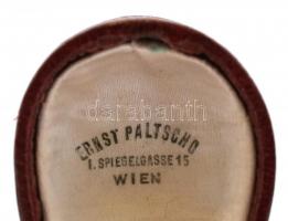 Art-deco stílusú platina gyűrű brill és gyémánt kővekkel, centrál kő: 1,2 Ct (FM, Cr, VS2), körülött...