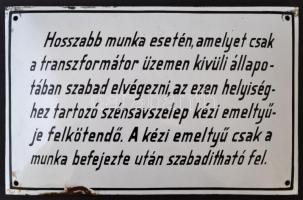 "Hosszabb munka esetén, amelyet csak a transzformátor üzemen kívüli állapotában szabad elvégezni, az ezen helyiséghez tartozó szénsavszelep kézi emeltyűje felkötendő. A kézi emeltyű csak a munka befejezte után szabadítható fel." feliratú zománcozott fém tábla. 36x23 cm. Kissé kopott.