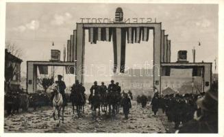 1938 Kassa, Kosice; bevonulás, Horthy Miklós, díszkapu / entry of the Hungarian troops, Horthy, gate, "vissza" So. Stpl