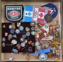 Vegyes: egy doboznyi magyar és külföldi nagyrészt szocialista jelvény és kitűző közte DN "Liverpool Football Club" zománcozott fém gomblyukjelvény (20mm), 1971. "V. Országos Úttörő Találkozó 1946-1971" zománcozott fém kitűző (24mm) + erősen sérült 1917. "Vitézségi Érem" bronz fokozata, szalag nélkül T:vegyes