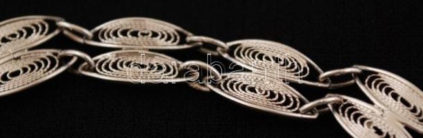 Ezüst(Ag) filigrán díszítésű karkötő, biztonsági lánccal,  jelzett, nettó: 10,1 g