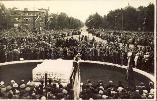 Budapest Hösök tere Irredenta tüntetés Foto AK