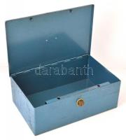 Zárható fém kazetta kulccsal, kopásnyomokkal, 35,5×23×13 cm