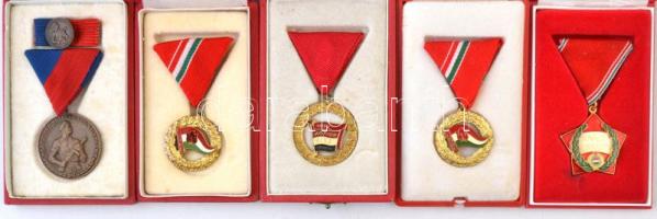 10db-os vegyes szocialista kitüntetés, jelvény, emlékérem, plakett tétel főleg tokokban, néhány miniatűrrel, közte "MHSZ - Kiváló Munkáért" zománcozott fém jelvény, "Érdemes Szakszervezeti Munkájáért A Pedagógusok Szakszervezete" zománcozott, fém plakett tokban (103x90mm) T:2,2-