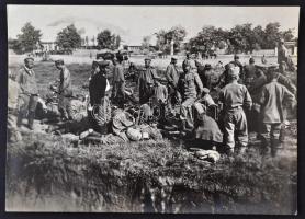 cca 1915 Orosz foglyok csoportja. Képek a háborúból. Fotó verzón feliratozva, 11x16cm