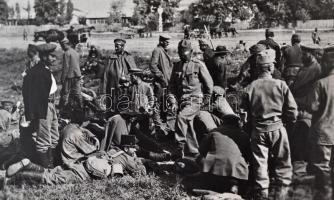 cca 1915 Orosz foglyok csoportja. Képek a háborúból. Fotó verzón feliratozva, 11x16cm