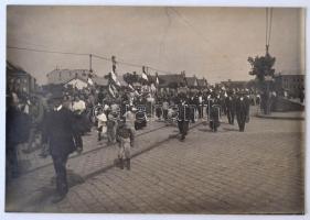 cca 1915 Hadba vonuló katonák. Képek a háborúból. Fotó verzón feliratozva, 11x16cm