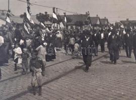 cca 1915 Hadba vonuló katonák. Képek a háborúból. Fotó verzón feliratozva, 11x16cm