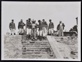 cca 1915 Nehézbúvárt segítenek vízre a katonák, 9x12cm