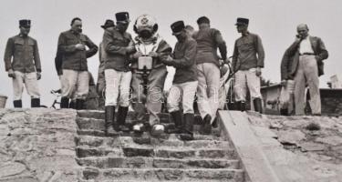 cca 1915 Nehézbúvárt segítenek vízre a katonák, 9x12cm