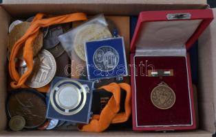 37db-os vegyes, főleg szocialista emlékérem, sportérem, zseton tétel tokos darabokkal, közte Nagy-Britannia ~1850. "Viktória" Cu zseton, 1995. "Kutas Galéria" Br névjegyérem (42mm) T:vegyes