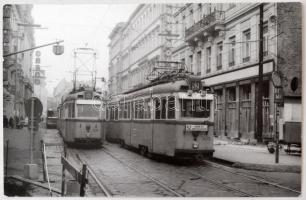 Linzbauer Tamás: Budapest, az 50-es és 52-es villamos, pecséttel jelzett fotó, 9x14 cm