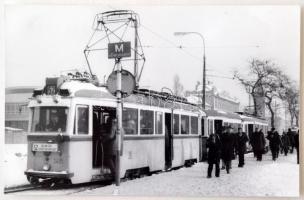 Linzbauer Tamás: Budapest, az 52-es villamos, pecséttel jelzett fotó, 9x14 cm