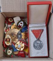 29db-os vegyes, főleg militária témájú szocialista kitüntetés, jelvény, emlékérem tétel, közte osztályos távírász jelvények, "Zrínyi Katonai Akadémia" zománcozott fém jelvény, 1970. "A Haza Fegyveres Szolgálatában" zománcozott fém kitüntetések 10, 15, 20 és 25 év után mellszalaggal T:2,2-