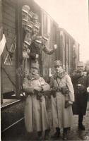 Első világháborús osztrák-magyar katonák, frontra indulás, vonat / WWI Austro-Hungarian soldiers' departure to the battlefield, train, photo