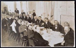 1931 A 26-os gyalogezred emléknapja, az ezred tagjai díszvacsorán, hátoldalon feliratozva, 8x14 cm