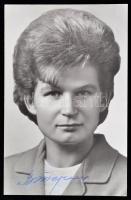 Valentyina Vlagyimirovna Tyereskova (1937- ) orosz űrhajós aláírása emlékborítékon /  Signature of Valentina Tereshkova (1937- ) Russian astronaut on envelope