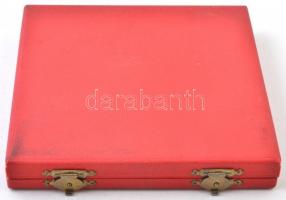 DN "Állami Gorkij Könyvtár Budapest" öntött Br plakett, eredeti tokban (115mm) T:2