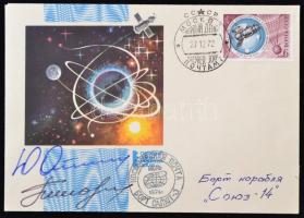 Pavel Popovics (1930-2009) és Jurij Artyuhin (1930-1998) orosz űrhajósok aláírásai emlékborítékon /  Signatures of Pavel Popovich (1930-2009) and Yuriy Artyukhin (1930-1998) Russian astronauts on envelope