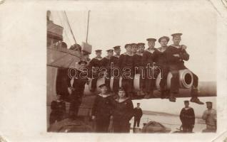 1914 karácsonya, az SMS Babenberg csatahajó matrózai a fedélzeti ágyún / K.u.K. Kriegsmarine, battleship crew, photo (EB)