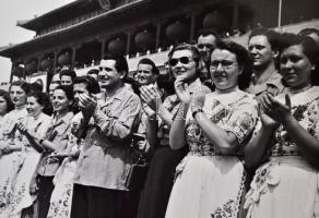 cca 1950 Magyar Állami Népi táncegyüttes Kínában, fotók, 4db, 8x11cm