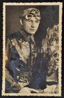 cca 1930-1940 Katonai pilóta Horthy-szoborral, fotó, vitéz Mészáros István (Veszprém, Zirc, Hajmáskér, Balatonalmádi) műterméből, 13,5×8,5 cm