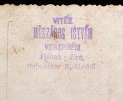 cca 1930-1940 Katonai pilóta Horthy-szoborral, fotó, vitéz Mészáros István (Veszprém, Zirc, Hajmáské...